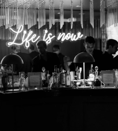 Barra en blanco y negro con neón Life is now