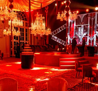 Salón rojo con lámparas de cristal y escenario art déco